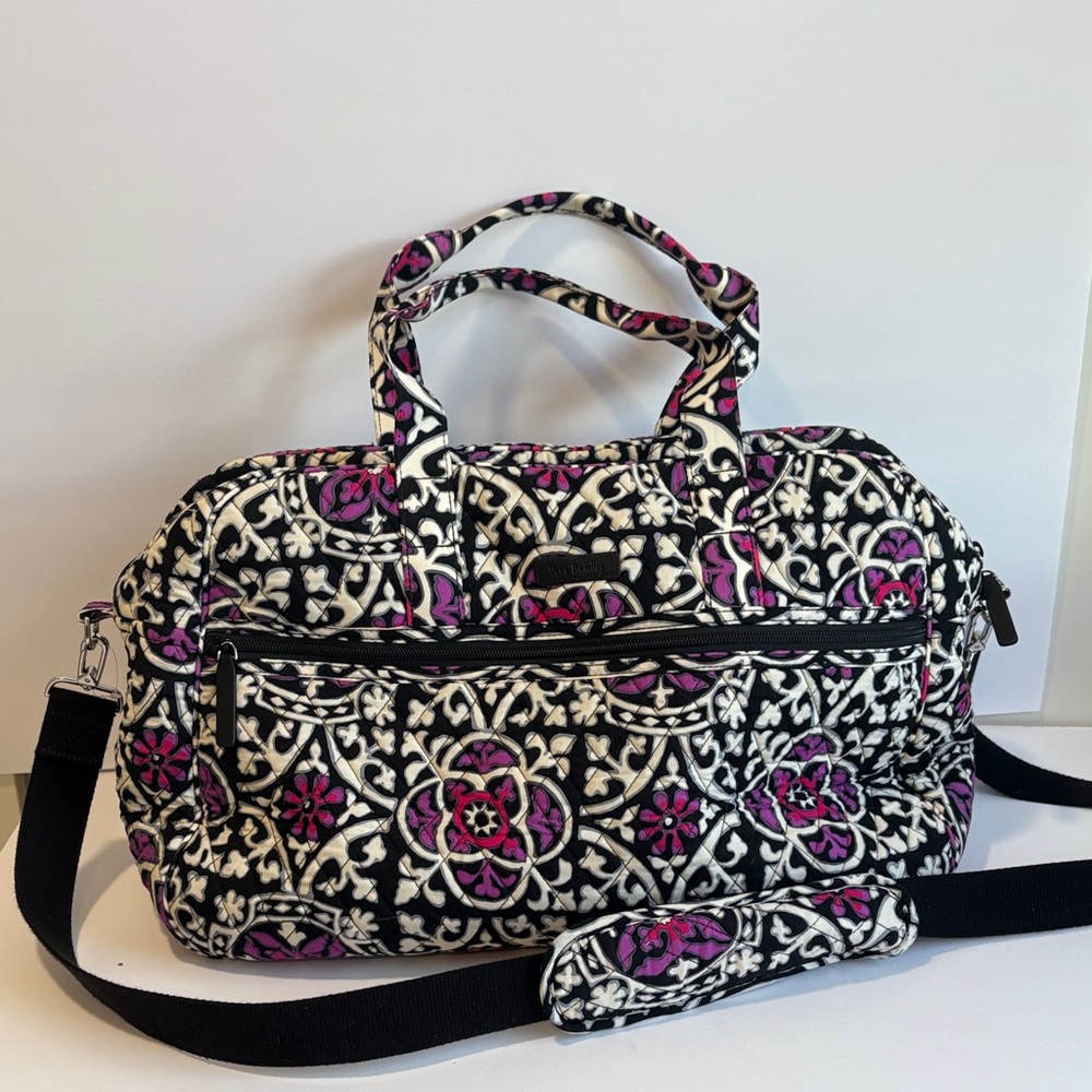 Vera Bradley Scroll Medallion Traveler Bag Bag Looks New